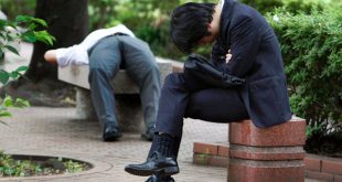 Image result for ngÆ°á»i nháº­t ngá»§ trÃªn ÄÆ°á»ng